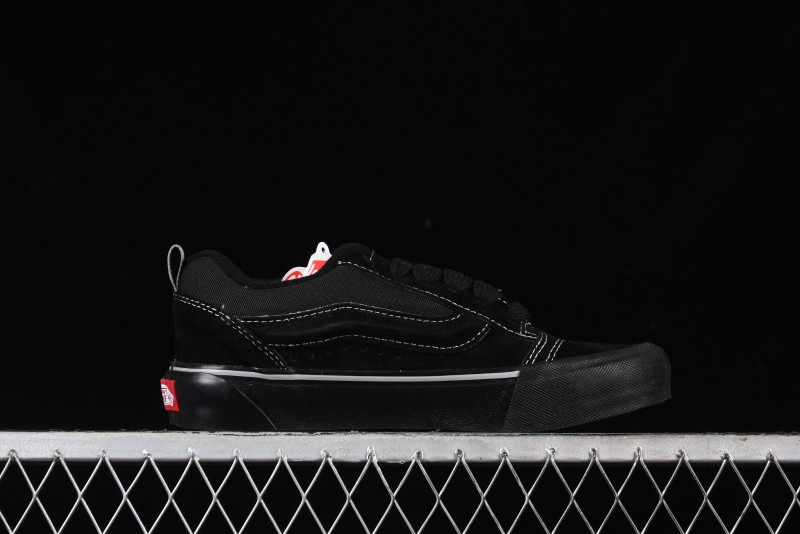 Vans Knu Skool Low Top Retro Casual Vulcanized Slip-On Shoes in Black - VN000CRPBMA