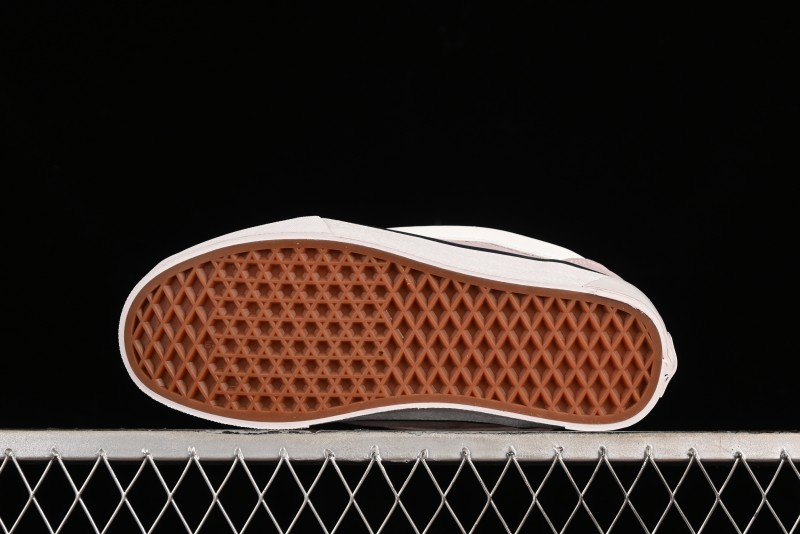 Vans Classics Knu Skool Retro Chunky Tongue Sneakers with Enlarged Toe and Breathable Mesh - VN000CRP0L08
