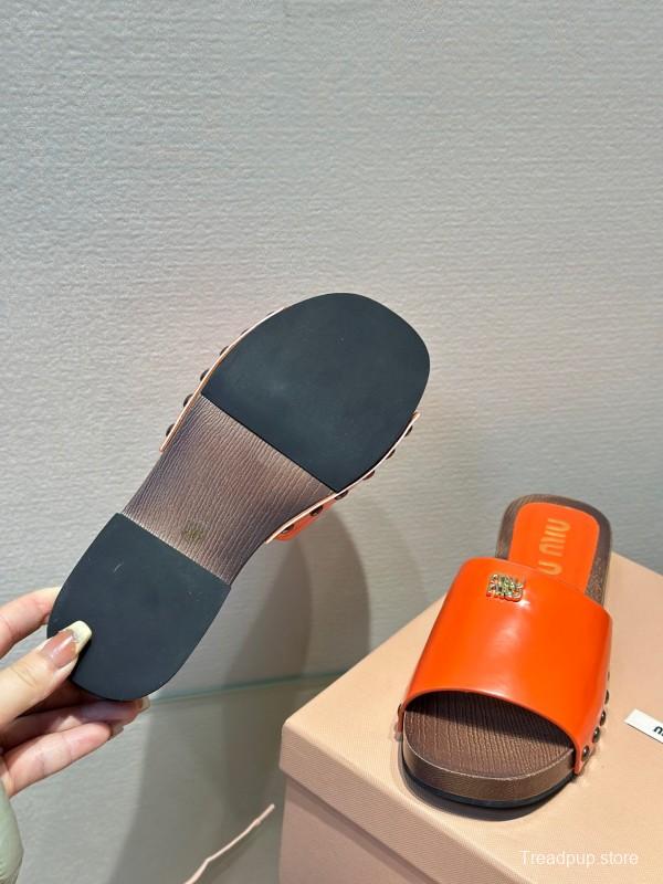 2025 Women Miumiu Orange Patent Leather Slippers